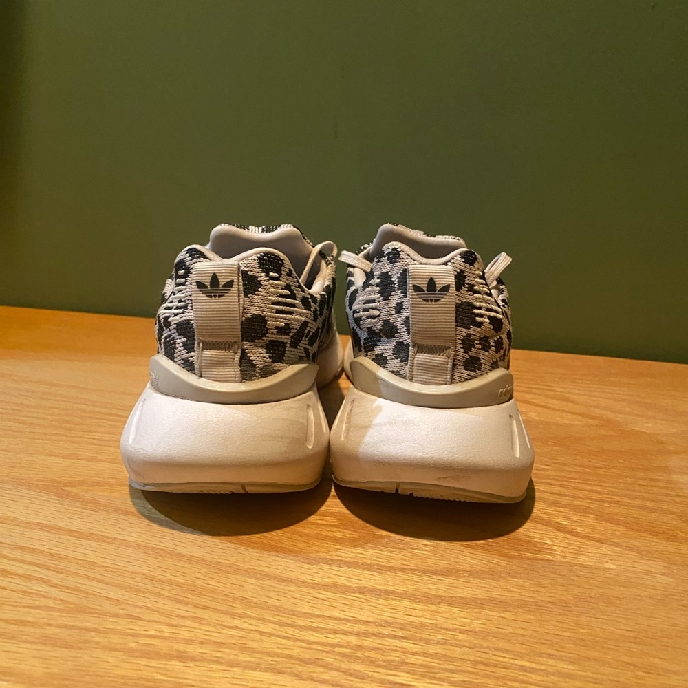 Adidas Swift Run 22 Leopard Print running shoe. Womens Size 8 - Picture 4 of 6